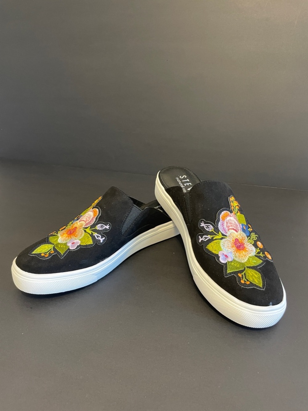 Steve Madden”Steve Natural Comfort Lora” Floral Embroidery Sneaker-Style Mule